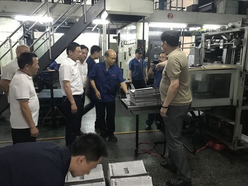 筑牢安全防線 確保兩會(huì)出版——姜協(xié)軍、鄒繼紅赴印廠一線檢查指導(dǎo)工作